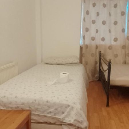 Private Rooms In 3 Bedroom Flat!! 伦敦 外观 照片