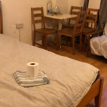 Private Rooms In 3 Bedroom Flat!! 伦敦 外观 照片