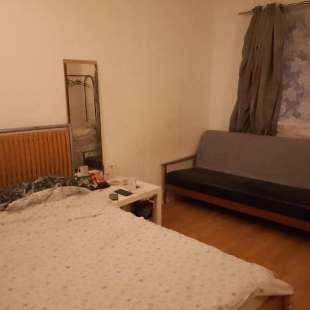 Private Rooms In 3 Bedroom Flat!! 伦敦 外观 照片