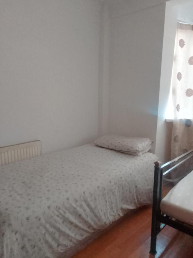 Private Rooms In 3 Bedroom Flat!! 伦敦 外观 照片