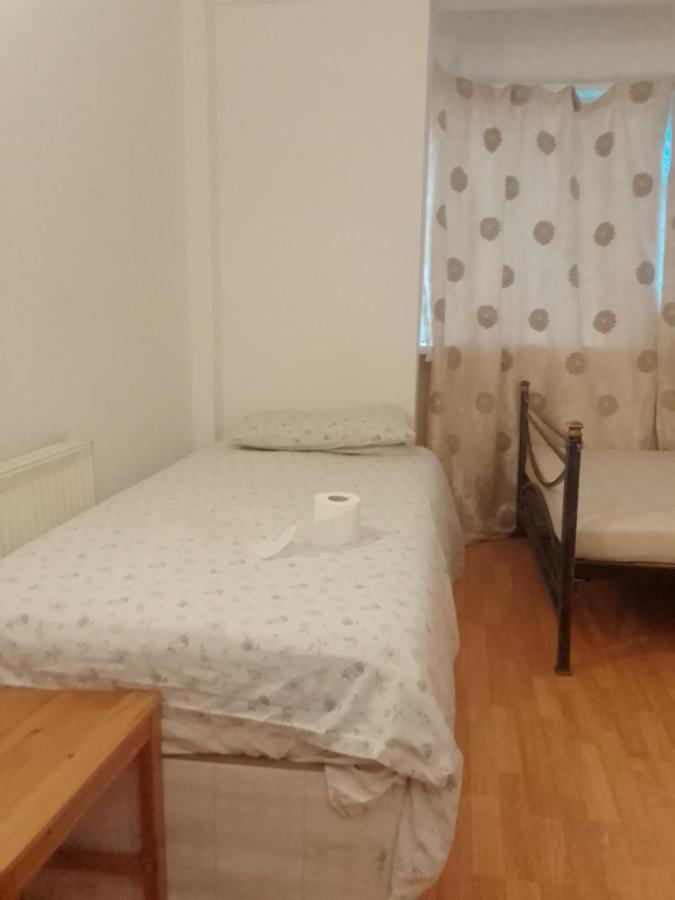 Private Rooms In 3 Bedroom Flat!! 伦敦 外观 照片