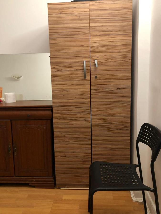 Private Rooms In 3 Bedroom Flat!! 伦敦 外观 照片