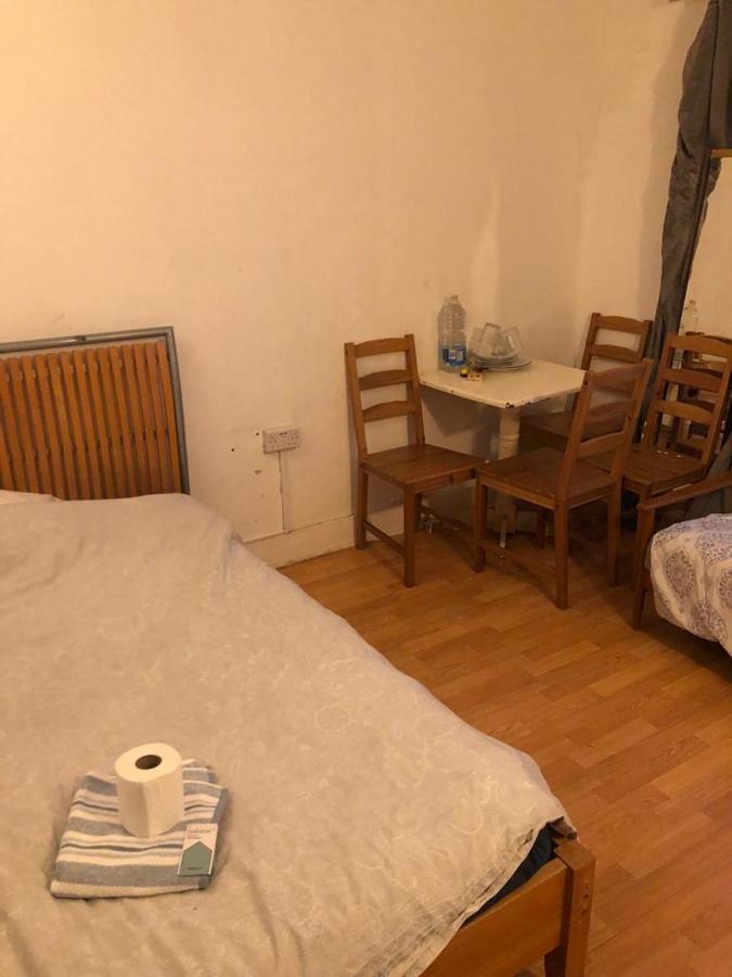 Private Rooms In 3 Bedroom Flat!! 伦敦 外观 照片