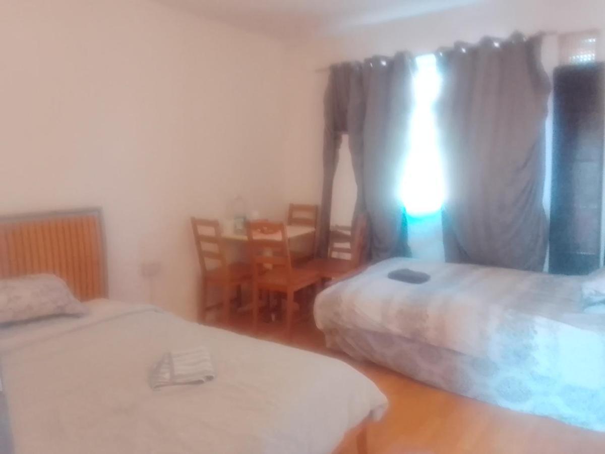 Private Rooms In 3 Bedroom Flat!! 伦敦 外观 照片