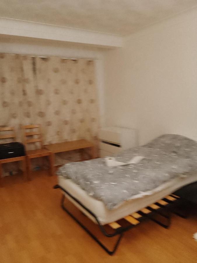 Private Rooms In 3 Bedroom Flat!! 伦敦 外观 照片