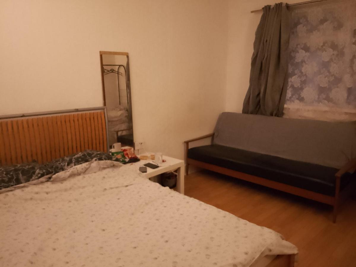 Private Rooms In 3 Bedroom Flat!! 伦敦 外观 照片
