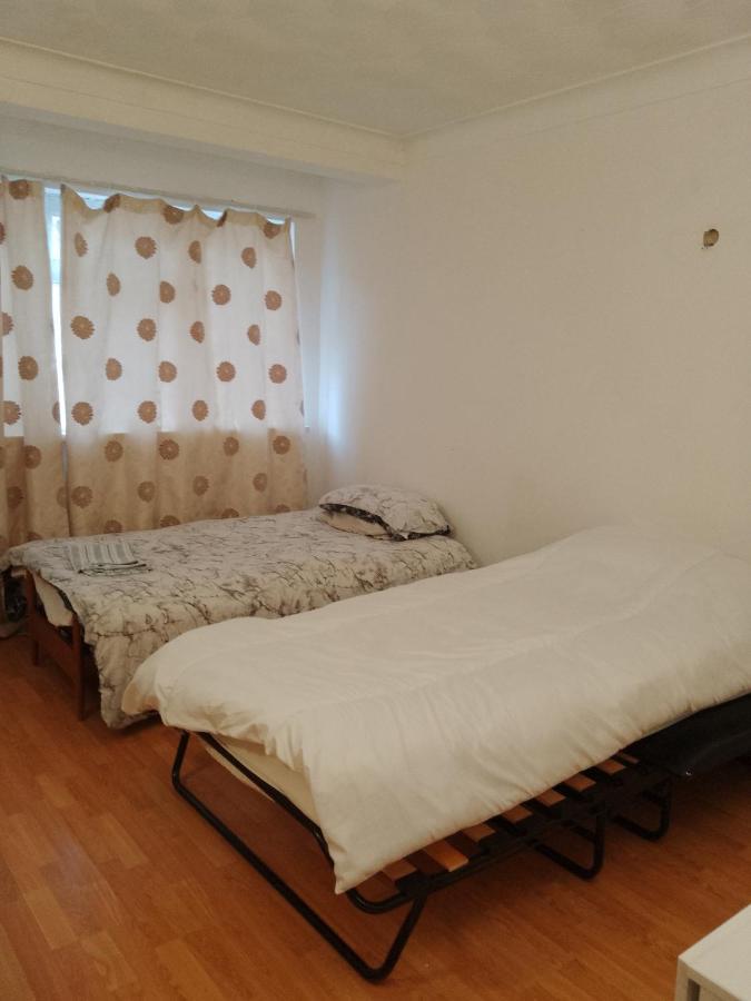 Private Rooms In 3 Bedroom Flat!! 伦敦 外观 照片