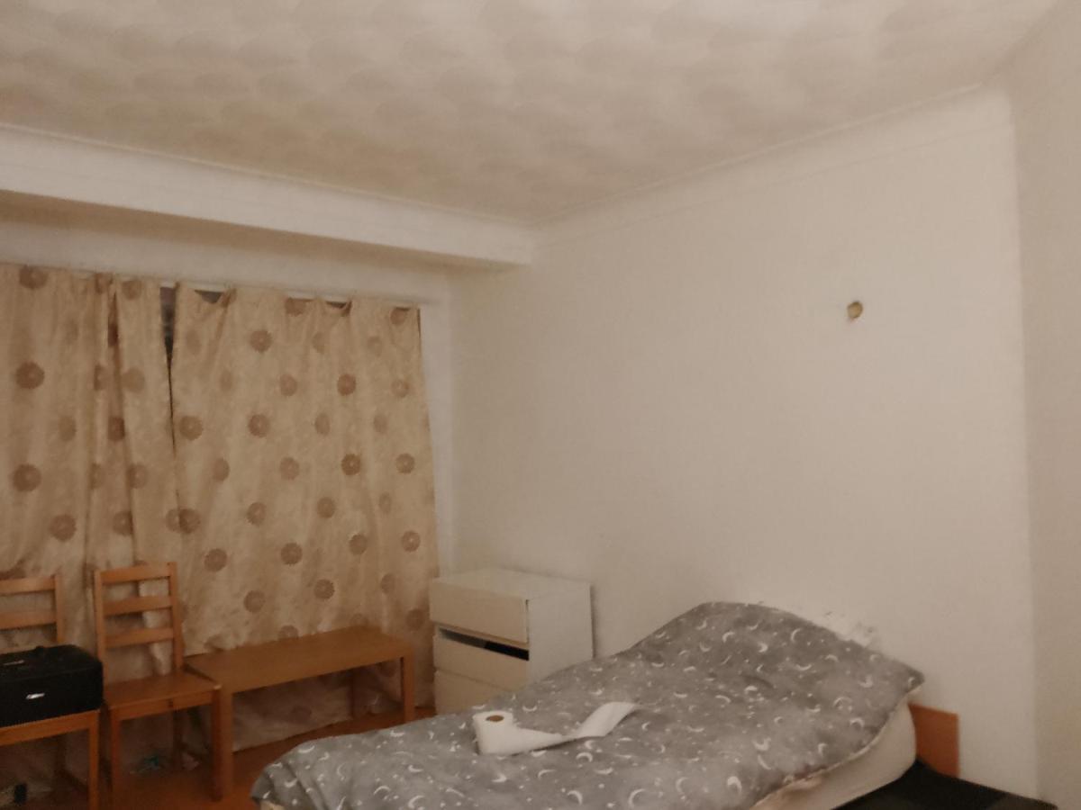 Private Rooms In 3 Bedroom Flat!! 伦敦 外观 照片