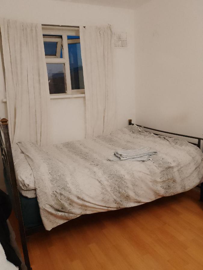 Private Rooms In 3 Bedroom Flat!! 伦敦 外观 照片