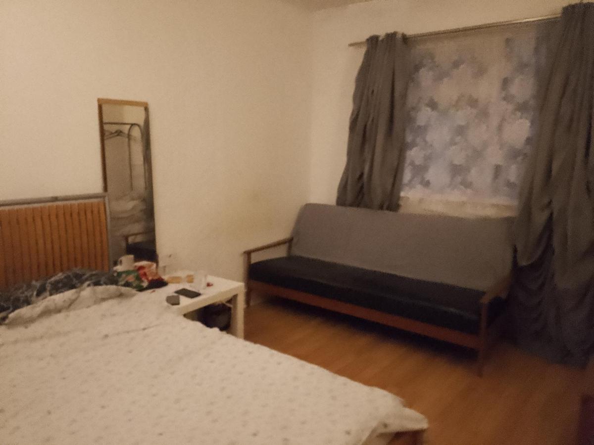 Private Rooms In 3 Bedroom Flat!! 伦敦 外观 照片