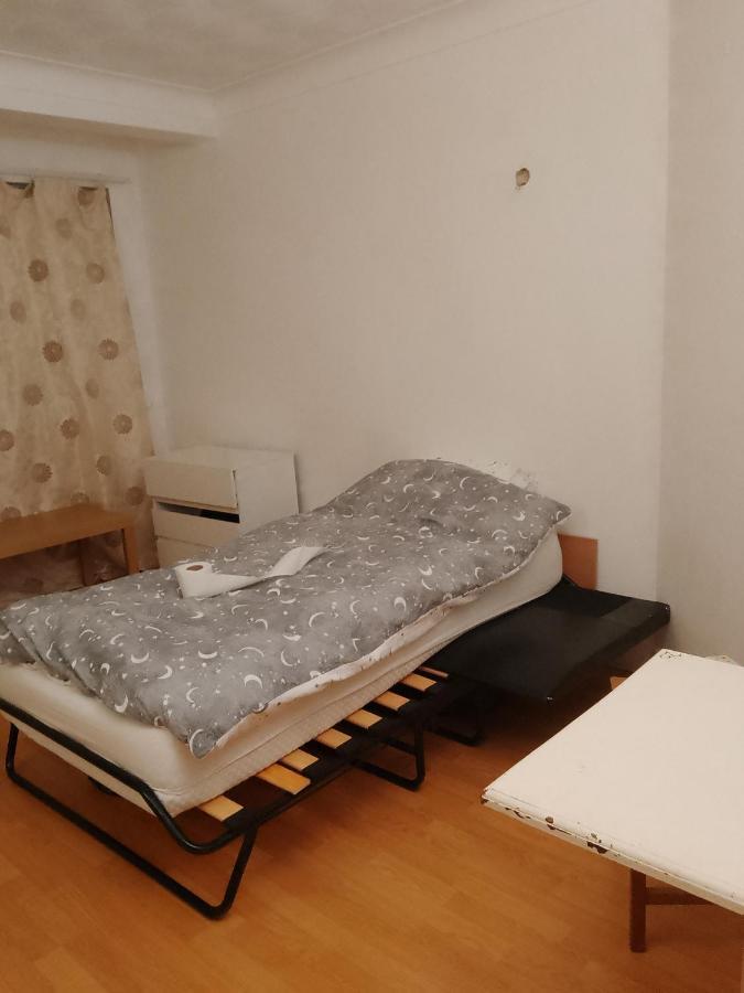 Private Rooms In 3 Bedroom Flat!! 伦敦 外观 照片