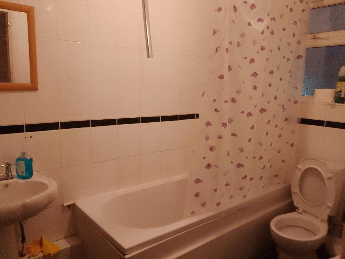 Private Rooms In 3 Bedroom Flat!! 伦敦 外观 照片