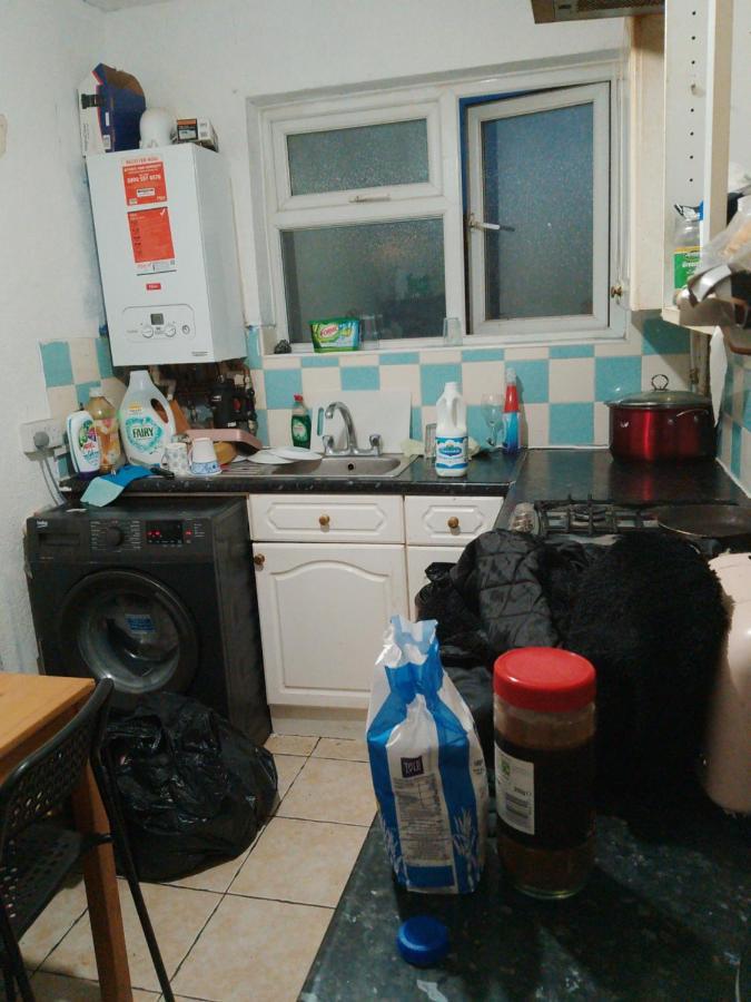 Private Rooms In 3 Bedroom Flat!! 伦敦 外观 照片